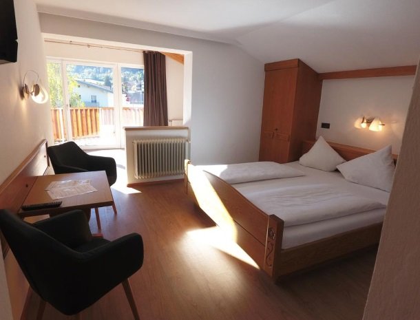 adler hotel-pension-fulpmes-stubaital-slaapkamer-zitje.jpg