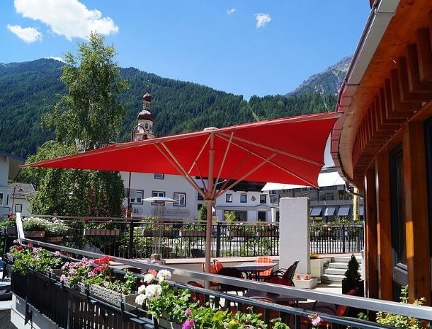 adler hotel-pension-terras-zomer-genieten-drankje-oostenrijk.jpg