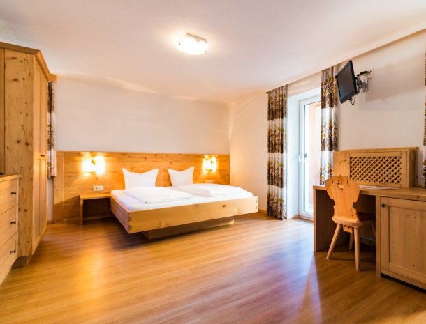 adler hotel-pension-fulpmes-stubaital-slaapkamer.jpg