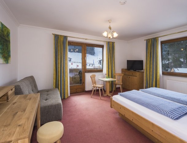 alpenpension-claudia-ellmau-tirol-tweepersoons kamer met slaapbank-balkon.jpg