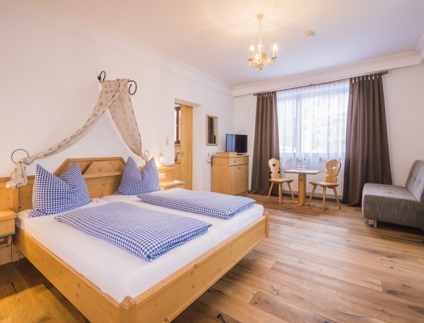 alpenpension-claudia-ellmau-tirol-tweepersoons kamer met slaapbank.jpg