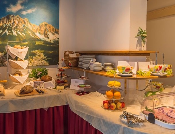 alpenpension-claudia-ellmau-tirol-ontbijthoek.jpg