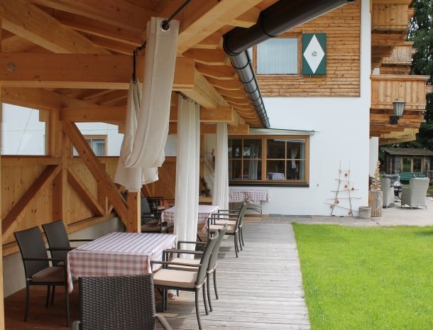 alpenpension-claudia-ellmau-tirol-overdekt terras.jpg