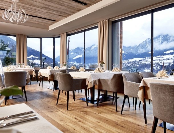 hotel-bergkranz-mieders-tirol-restaurant met uitzicht.jpg