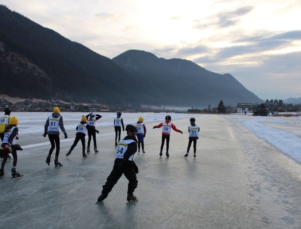 weissensee-schaatsers-kinderen-karinthie-oostenrijk.jpg