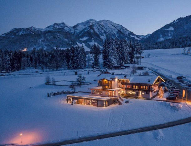 hotel-grosslehen-fieberbrunn-overzicht-avond-winter.jpg