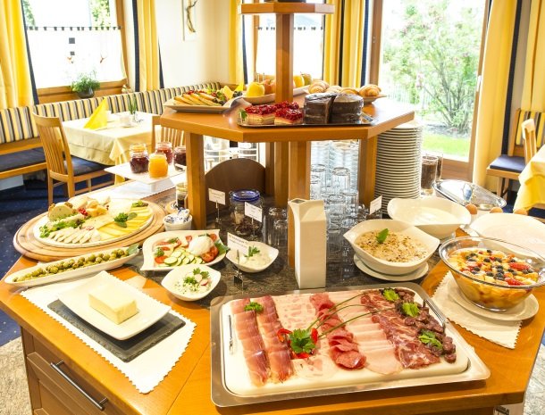 hotel-pension-verdorfer-merano-ontbijtbuffet.jpg