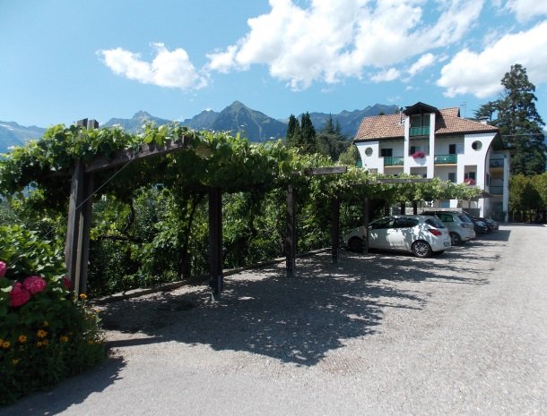 hotel-pension-verdorfer-merano-parkeren.jpg