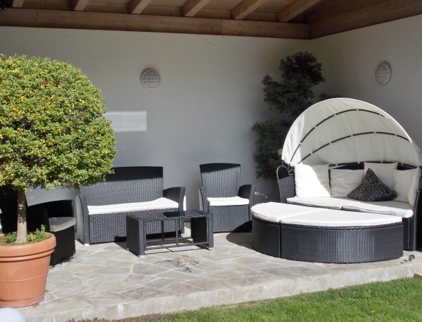 hotel-pension-verdorfer-merano-tuin-lounge.jpg