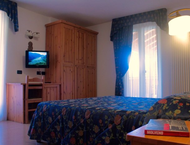 garni-lago-alpino-molveno-slaapkamer-tv.jpg