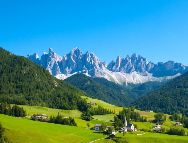 val di funes-santa-maddalena-dolomieten-italie.jpg