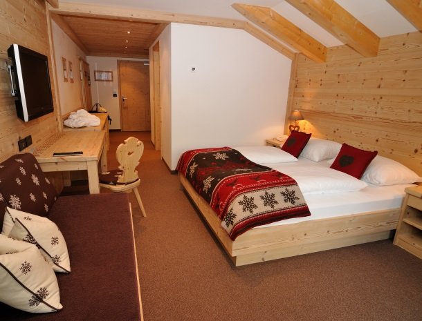 hotel-arnaria-ortisei-trentino-slaapkamer-comfort.jpg