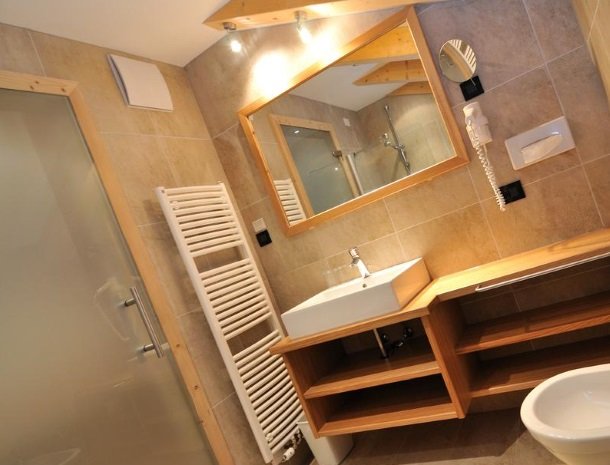 hotel-arnaria-ortisei-trentino-badkamer.jpg