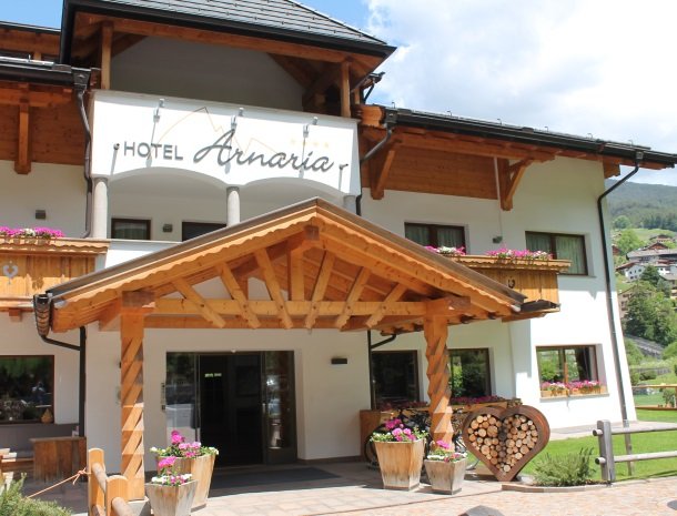 hotel-arnaria-ortisei-trentino-entree.jpg