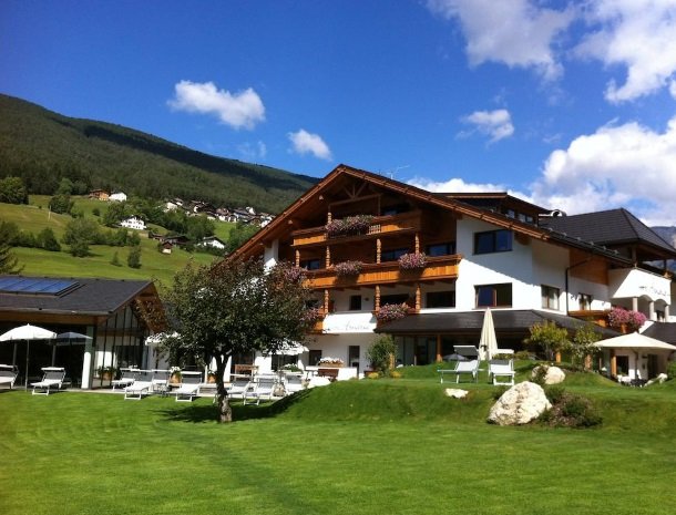 hotel-arnaria-ortisei-trentino-zomer.jpg