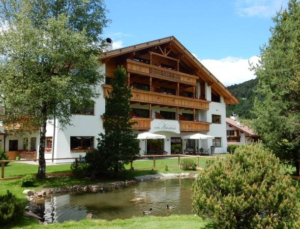 hotel-arnaria-ortisei-trentino-zomer-voorkant.jpg