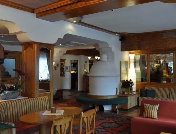 hotel-flora-alpina-dolomieten-lounge-bar.jpg