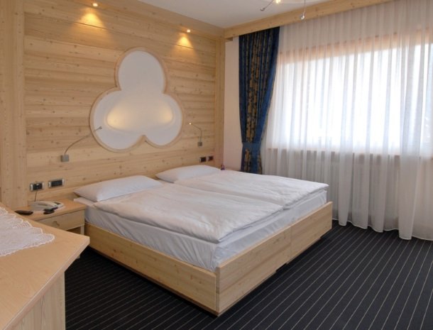 hotel-flora-alpina-dolomieten-slaapkamer-bed.jpg