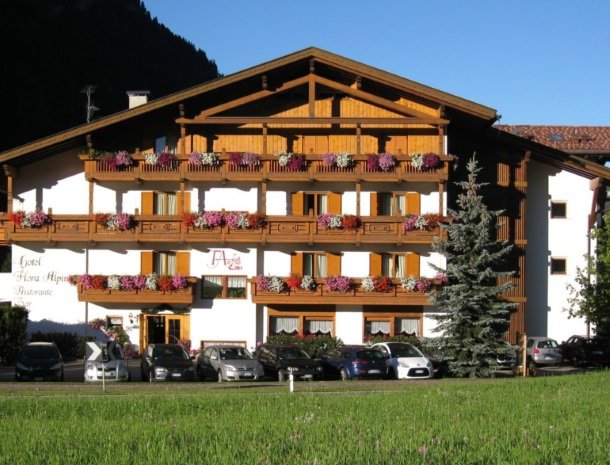 hotel-flora-alpina-dolomieten-zomer-overzicht.jpg