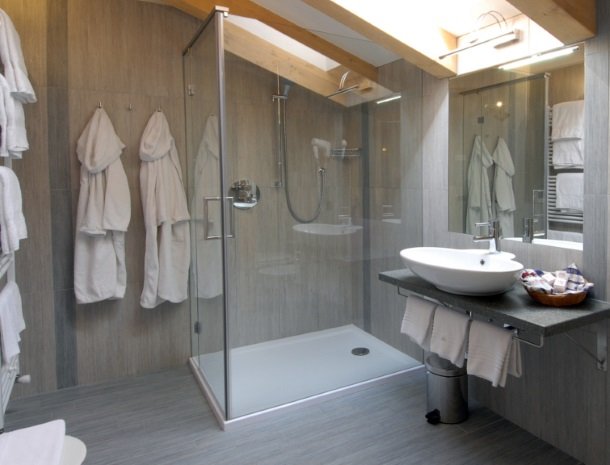 hotel-flora-alpina-dolomieten-badkamer-douche.jpg