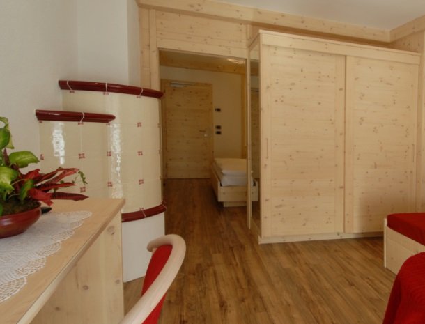 hotel-flora-alpina-dolomieten-slaapkamer-hout-rood.jpg