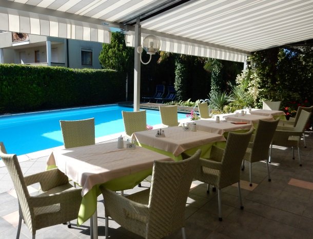 hotel-gruberhof-merano-terras-zwembad.jpg