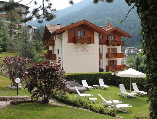 hotel-du-lac-molveno-tuin.jpg