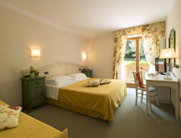 hotel-du-lac-molveno-slaapkamer-framboos.jpg
