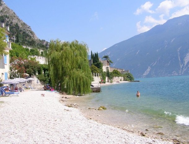 hotel-villa-romantica-limone-sul-garda-strand-meer.jpg