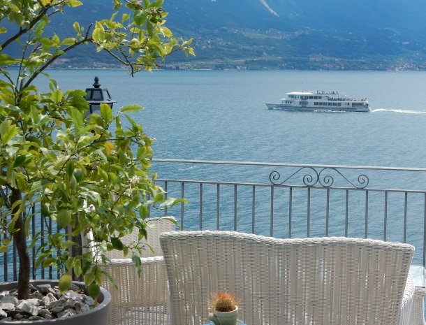 hotel-villa-romantica-limone-sul-garda-boot.jpg
