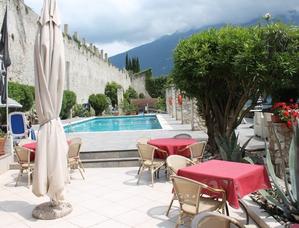hotel-villa-romantica-limone-sul-garda-terras-zwembad.jpg