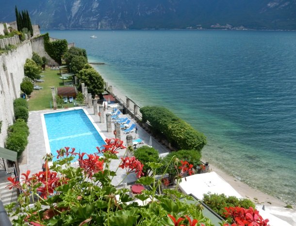 hotel-villa-romantica-limone-sul-garda-overzicht-zwembad.jpg