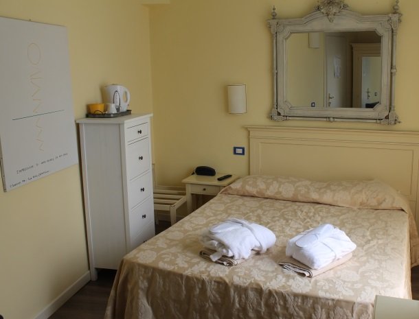 hotel-villa-romantica-limone-sul-garda-kamer-bed.jpg