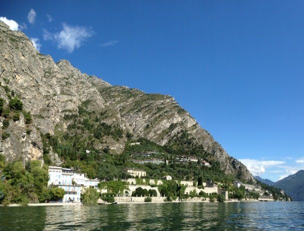 hotel-villa-romantica-limone-sul-garda-ligging-gardameer.jpg