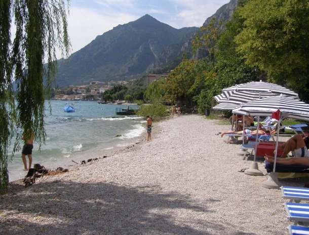 hotel-villa-romantica-limone-sul-garda-strand.jpg