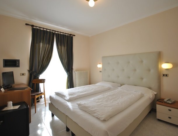 hotel-gallo-tignale-gardameer-italie-slaapkamer-bed.jpg