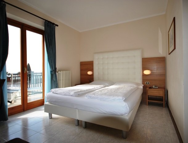 hotel-gallo-tignale-gardameer-italie-kamer-bed.jpg