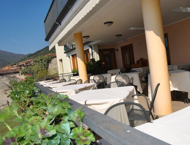 hotel-gallo-tignale-gardameer-terras.jpg