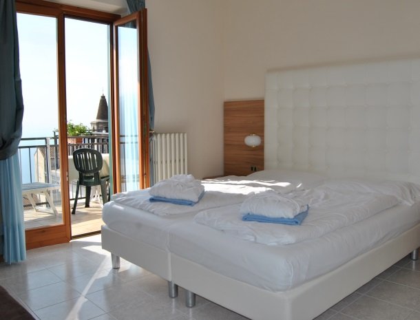 hotel-gallo-tignale-gardameer-italie-slaapkamer-deur.jpg