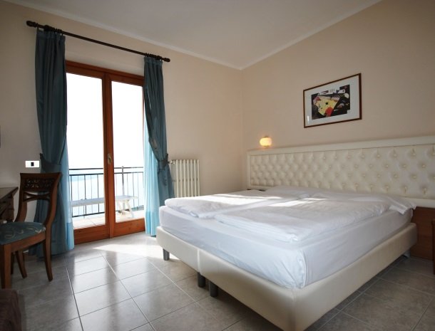 hotel-gallo-tignale-gardameer-italie-slaapkamer.jpg