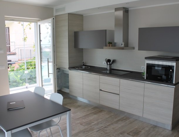 relais-la-dolce-vita-gardameer-italie-appartement-keuken-modern.jpg