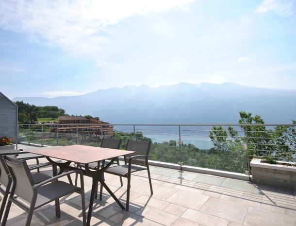 relais-la-dolce-vita-gardameer-italie-appartement-terras.jpg