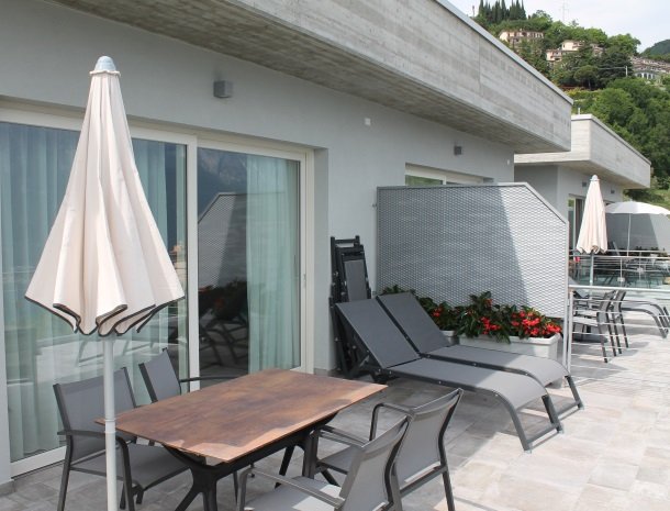 relais-la-dolce-vita-gardameer-italie-appartement-terras-stoelen.jpg