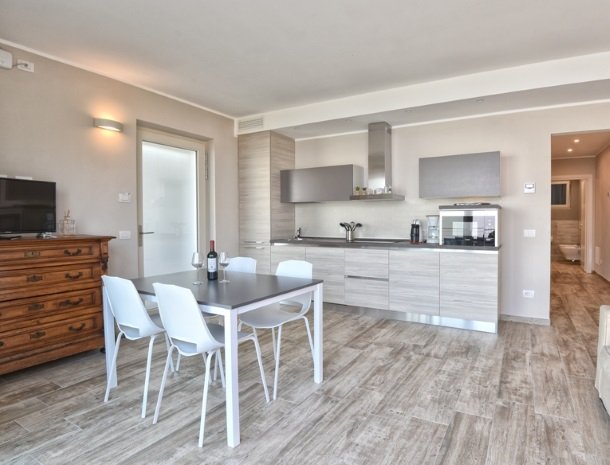 relais-la-dolce-vita-gardameer-italie-appartement-keuken.jpg