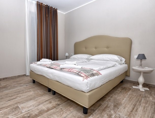 relais-la-dolce-vita-gardameer-italie-bed-slaapkamer.jpg