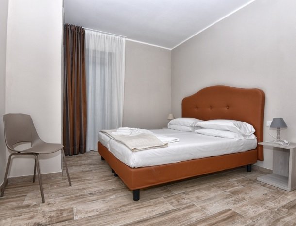 relais-la-dolce-vita-gardameer-italie-slaapkamer-bed.jpg