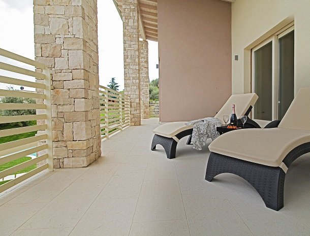 residence-little-paradise-gardameer-appartementen-terras-ligstoel.jpg