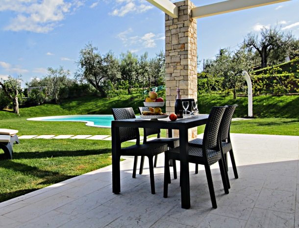 residence-little-paradise-gardameer-appartementen-eettafel-buiten.jpg