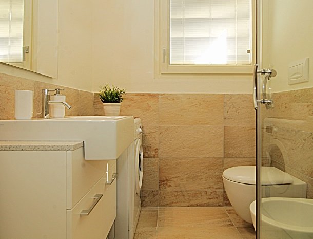 residence-little-paradise-gardameer-appartementen-badkamer.jpg