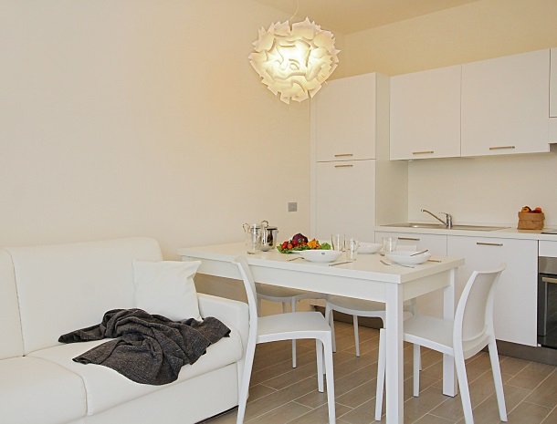 residence-little-paradise-gardameer-appartementen-eettafel.jpg